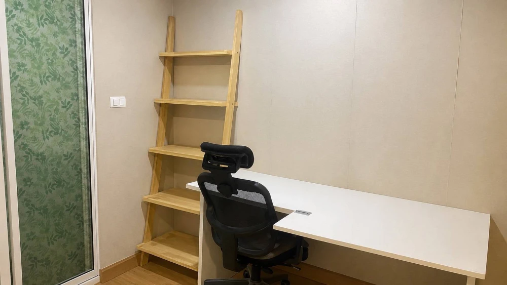 The Raffles Condominium for rent. Conveniently located near the BTS Skytrain and many restaurants. Ready to move in, fully furnished.