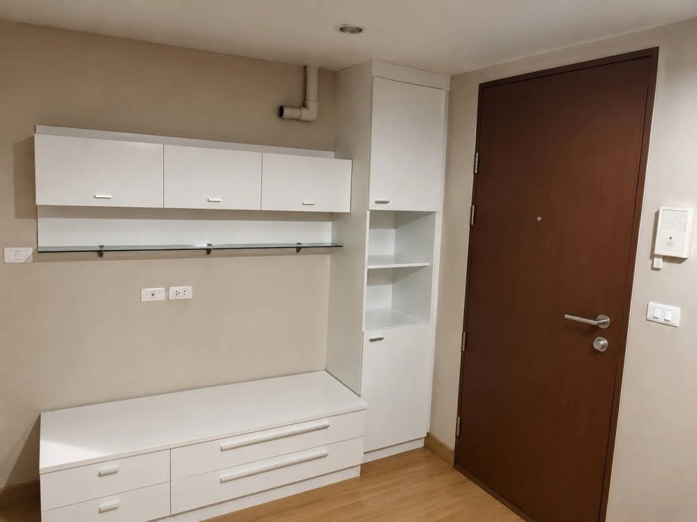The Raffles Condominium for rent. Conveniently located near the BTS Skytrain and many restaurants. Ready to move in, fully furnished.