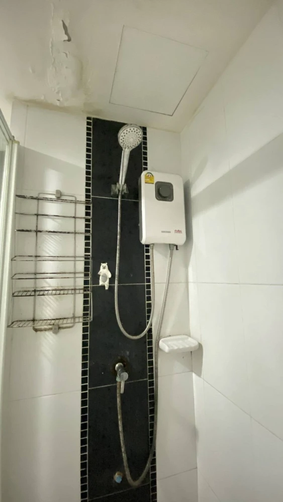 The Raffles Condominium for rent. Conveniently located near the BTS Skytrain and many restaurants. Ready to move in, fully furnished.