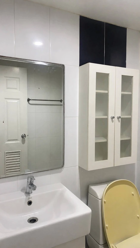 The Raffles Condominium for rent. Conveniently located near the BTS Skytrain and many restaurants. Ready to move in, fully furnished.