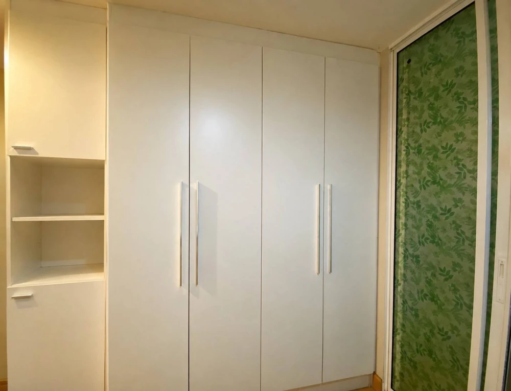 The Raffles Condominium for rent. Conveniently located near the BTS Skytrain and many restaurants. Ready to move in, fully furnished.