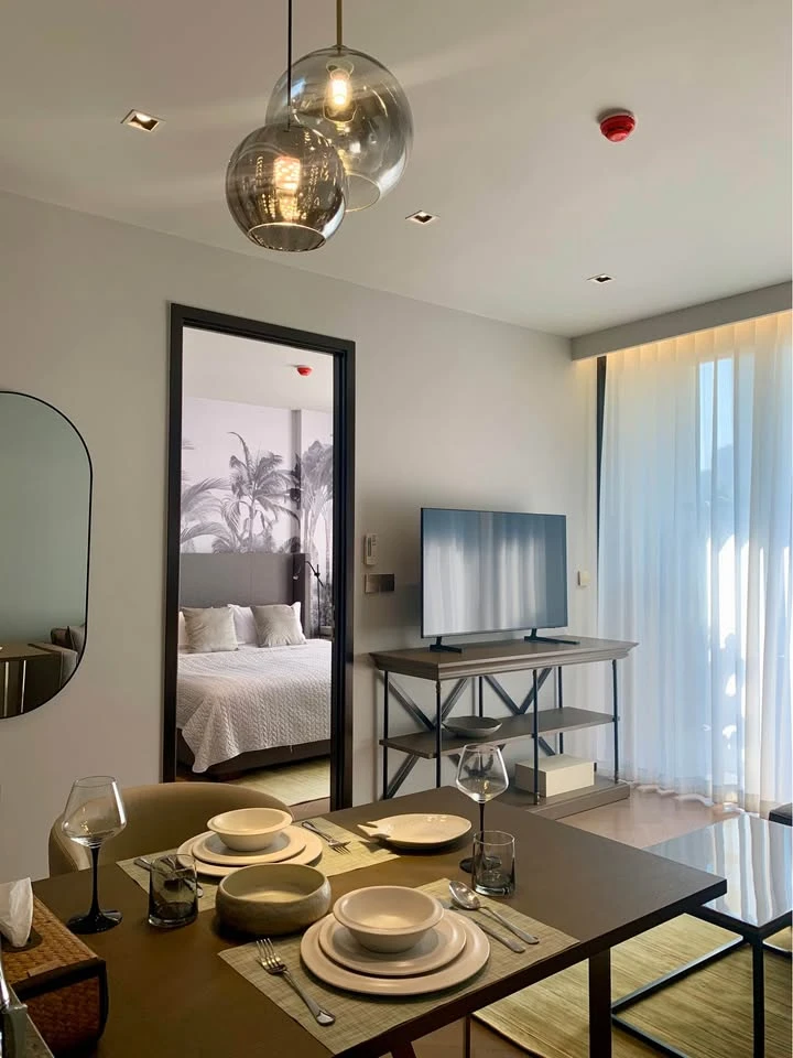 For rent: The Reserve 61 Hideaway, very large room with a long balcony along the width of the room, giving a 5-star resort-like hideaway atmosphere.
