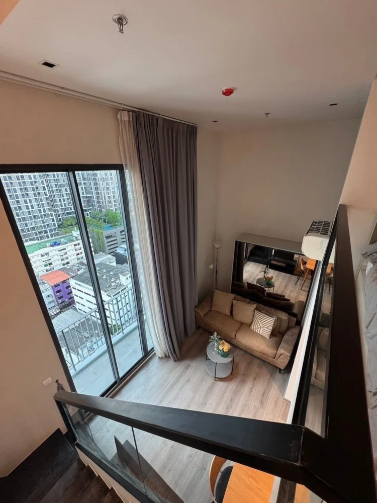For rent: The Reserve Phahol–Pradipat, 2-story loft room, high ceiling, cool room, not hot, good soundproofing, no noise disturbance, move in quickly.