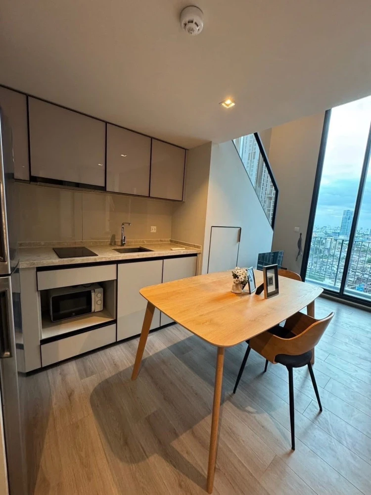 For rent: The Reserve Phahol–Pradipat, 2-story loft room, high ceiling, cool room, not hot, good soundproofing, no noise disturbance, move in quickly.