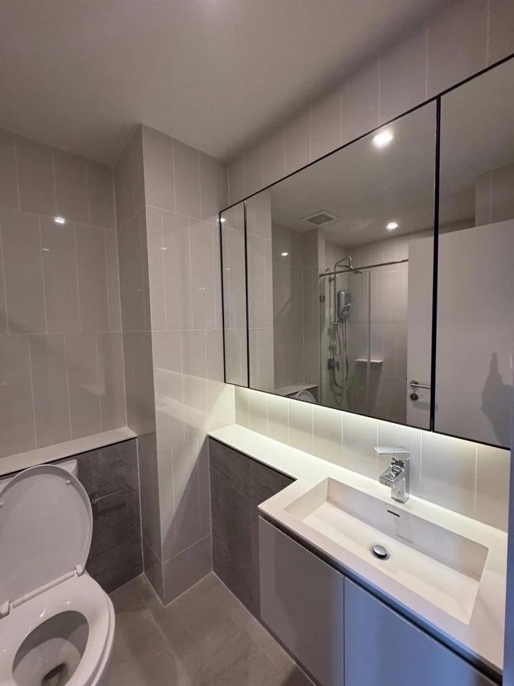 For rent: The Reserve Phahol–Pradipat, 2-story loft room, high ceiling, cool room, not hot, good soundproofing, no noise disturbance, move in quickly.