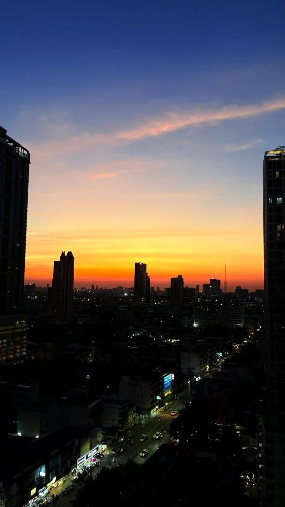 For rent: The Reserve Phahol–Pradipat, 2-story loft room, high ceiling, cool room, not hot, good soundproofing, no noise disturbance, move in quickly.