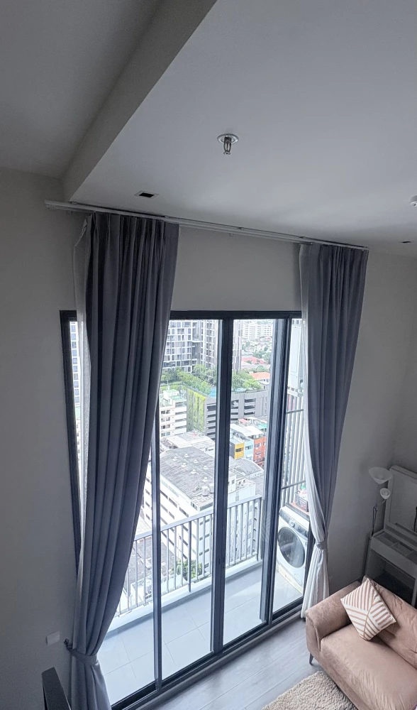 For rent: The Reserve Phahol–Pradipat, 2-story loft room, high ceiling, cool room, not hot, good soundproofing, no noise disturbance, move in quickly.