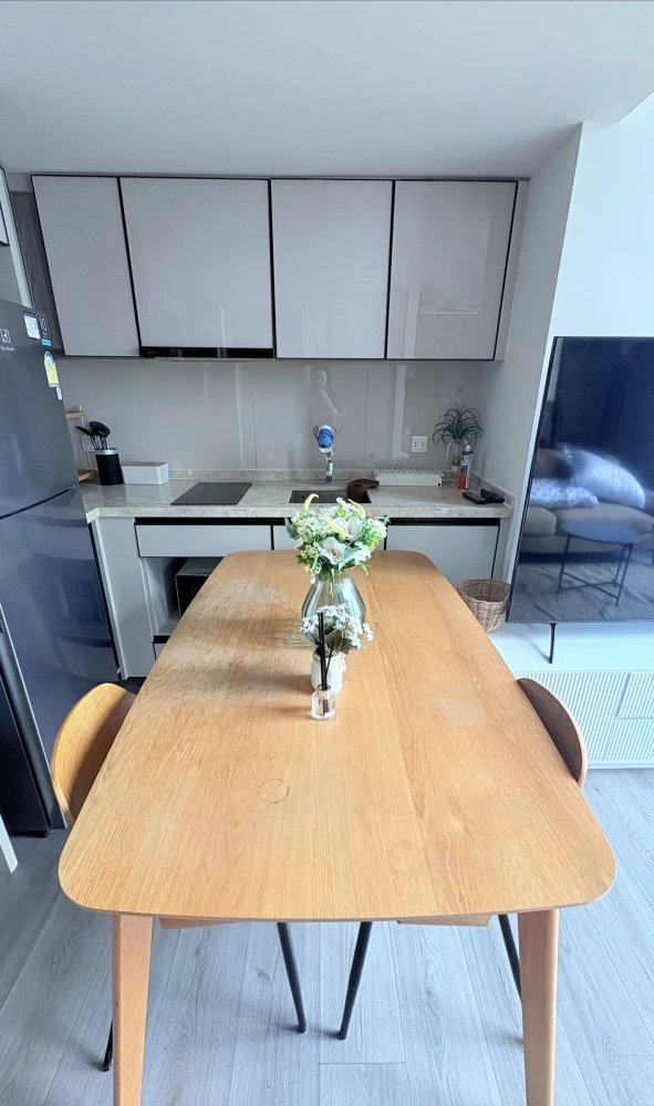 For rent: The Reserve Phahol–Pradipat, 2-story loft room, high ceiling, cool room, not hot, good soundproofing, no noise disturbance, move in quickly.