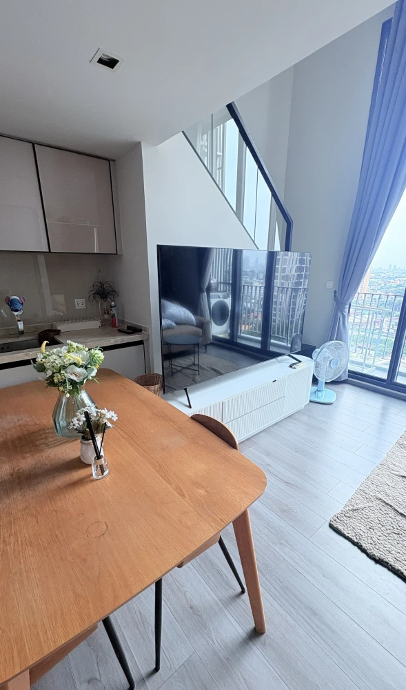 For rent: The Reserve Phahol–Pradipat, 2-story loft room, high ceiling, cool room, not hot, good soundproofing, no noise disturbance, move in quickly.