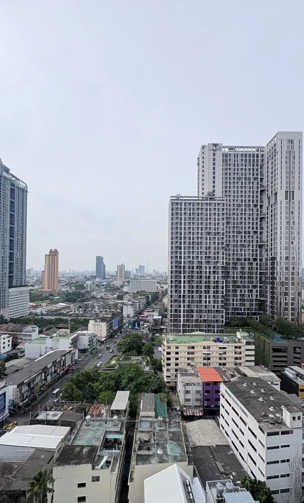 For rent: The Reserve Phahol–Pradipat, 2-story loft room, high ceiling, cool room, not hot, good soundproofing, no noise disturbance, move in quickly.