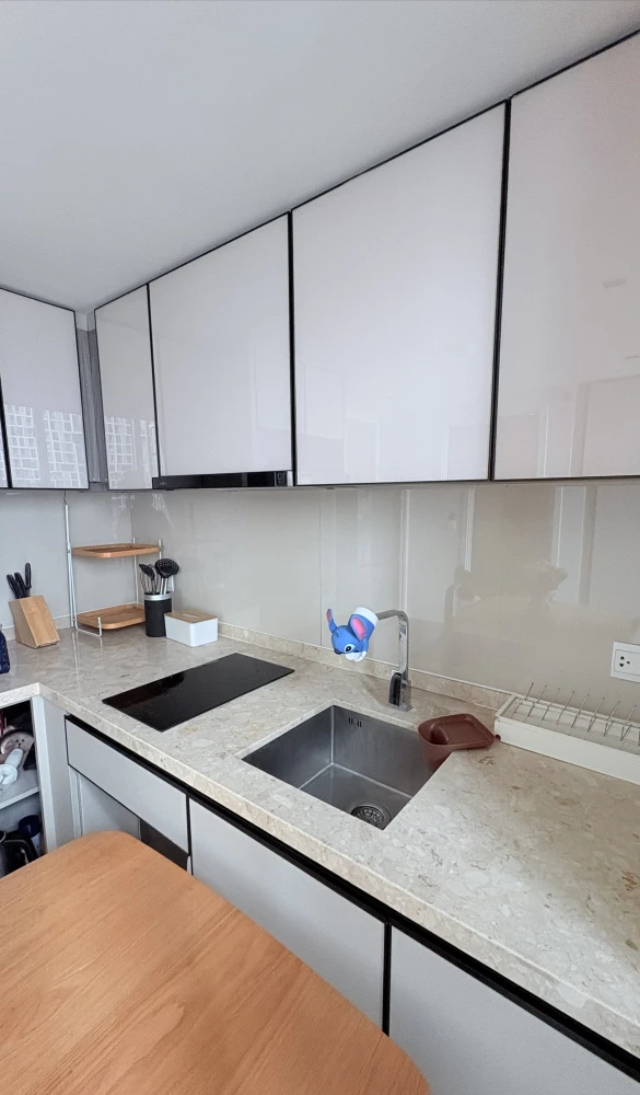 For rent: The Reserve Phahol–Pradipat, 2-story loft room, high ceiling, cool room, not hot, good soundproofing, no noise disturbance, move in quickly.