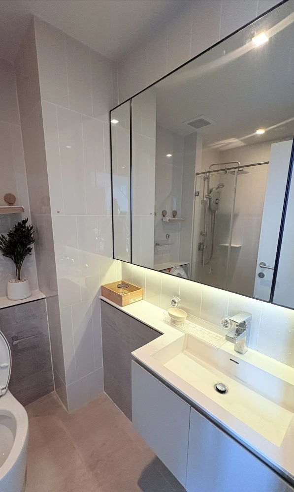 For rent: The Reserve Phahol–Pradipat, 2-story loft room, high ceiling, cool room, not hot, good soundproofing, no noise disturbance, move in quickly.