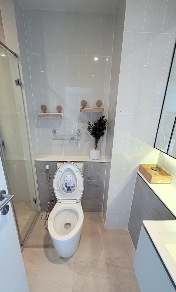 For rent: The Reserve Phahol–Pradipat, 2-story loft room, high ceiling, cool room, not hot, good soundproofing, no noise disturbance, move in quickly.