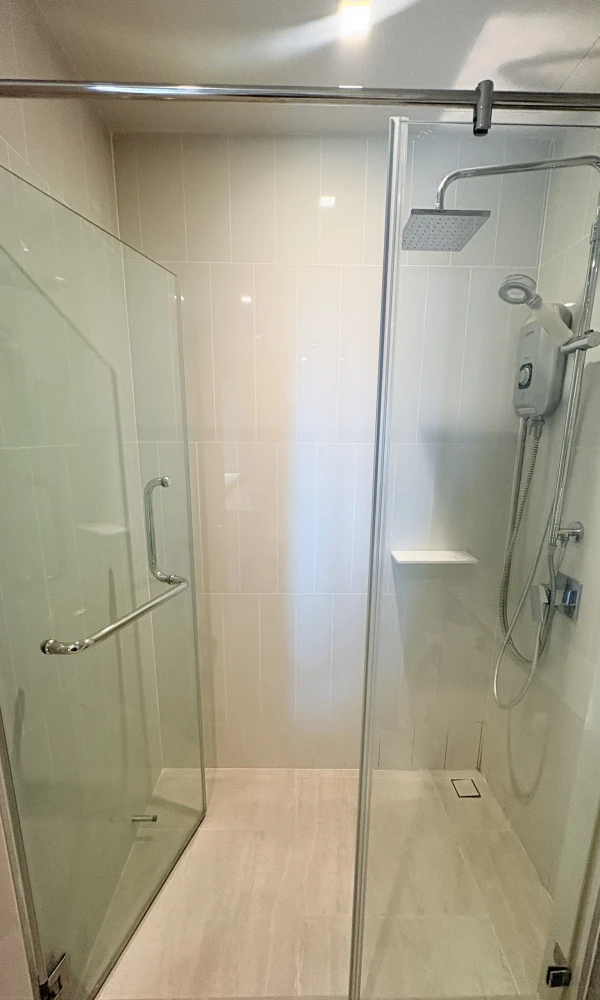 For rent: The Reserve Phahol–Pradipat, 2-story loft room, high ceiling, cool room, not hot, good soundproofing, no noise disturbance, move in quickly.