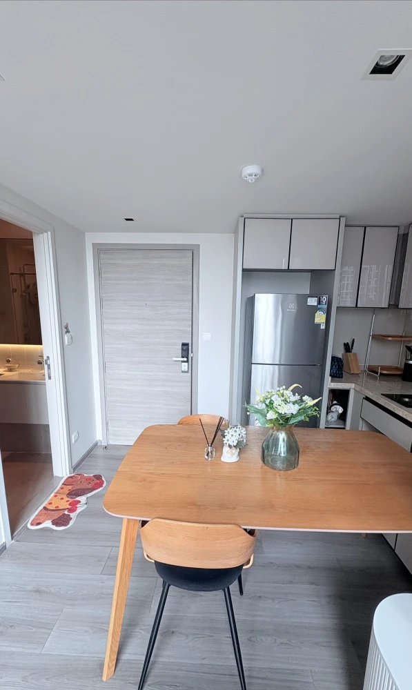 For rent: The Reserve Phahol–Pradipat, 2-story loft room, high ceiling, cool room, not hot, good soundproofing, no noise disturbance, move in quickly.