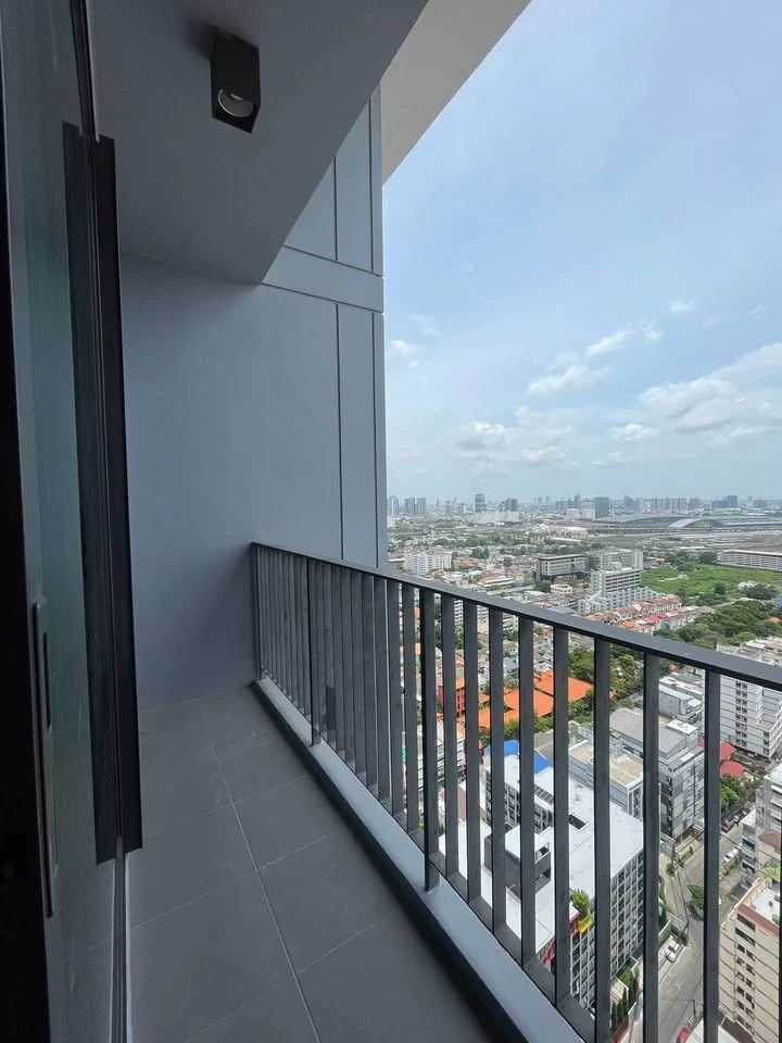 For rent: The Reserve Phahonyothin-Pradipat, 23rd floor, corner room, very beautiful view, complete with electrical appliances, hurry and book now.