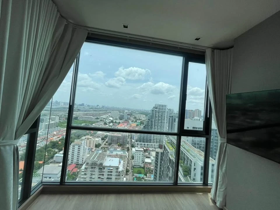 For rent: The Reserve Phahonyothin-Pradipat, 23rd floor, corner room, very beautiful view, complete with electrical appliances, hurry and book now.