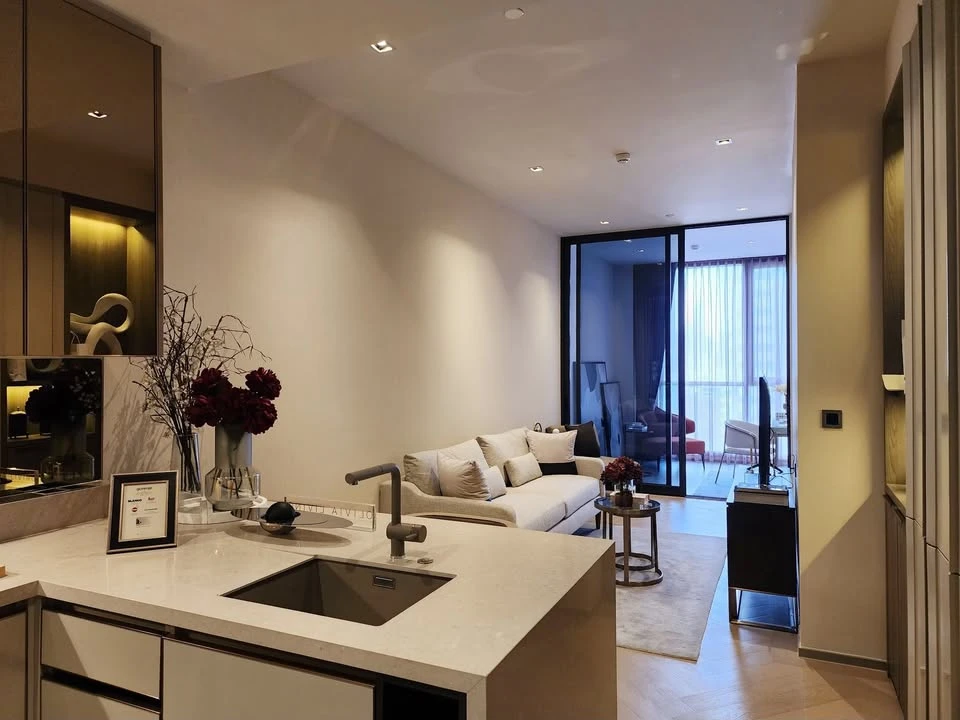For rent: The Reserve Sathorn, beautiful room, spacious room, fully furnished, lots of usable space, move now, don't hesitate.