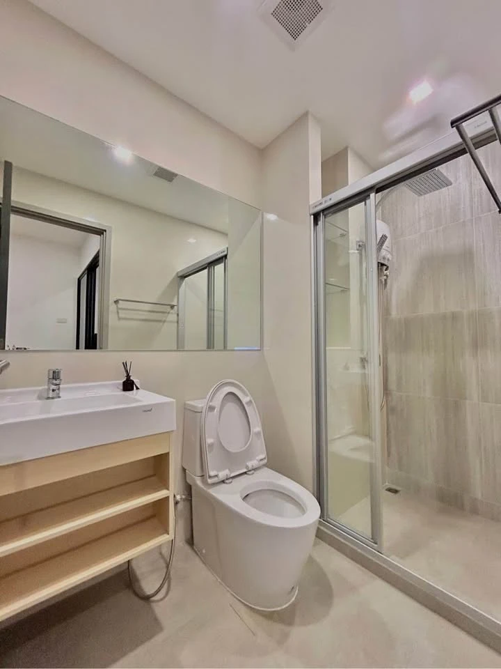 For rent: The Rich Rama 9-Srinakarin, fully furnished and equipped with appliances. Nicely decorated, looks good, very worth booking.