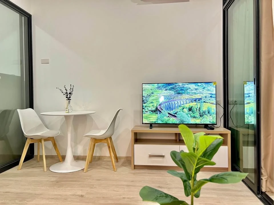 For rent: The Rich Rama 9-Srinakarin, fully furnished and equipped with appliances. Nicely decorated, looks good, very worth booking.