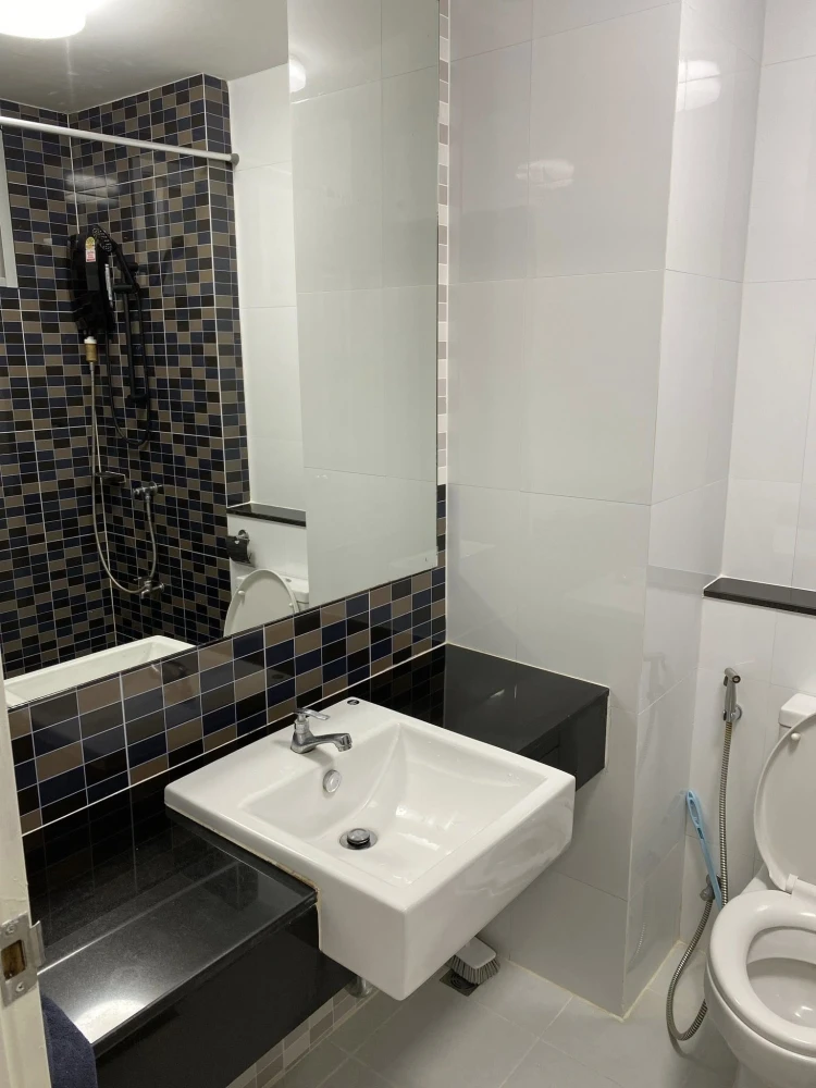 For rent: The Rise B, 1 bedroom, 1 bathroom, 5th floor. Fully furnished. Just bring your bags and move in!