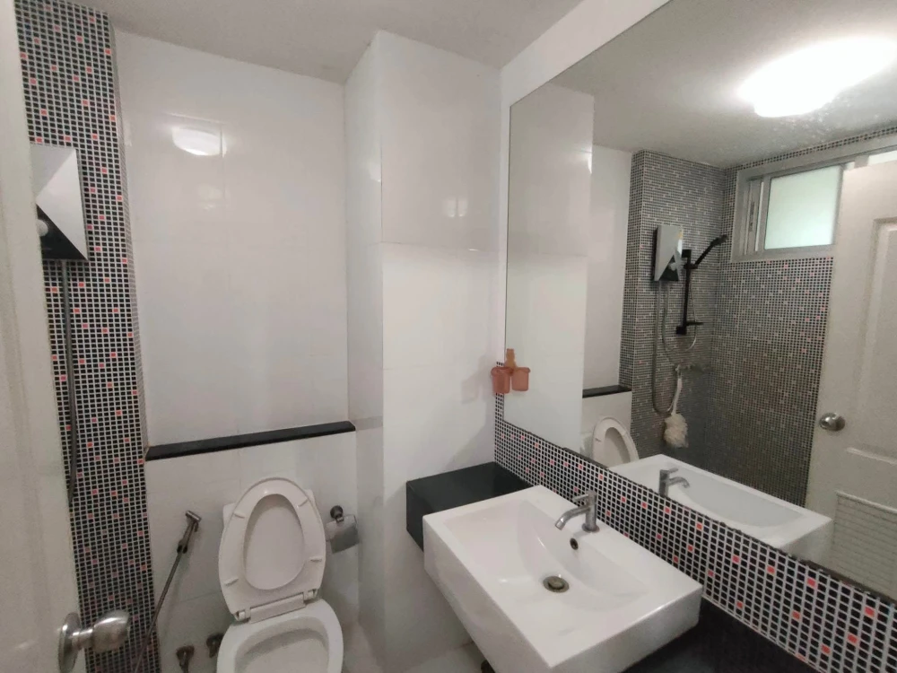 For rent: The Rise B, a lovely room on the 7th floor, fully furnished and equipped. Just bring your bags and move in!