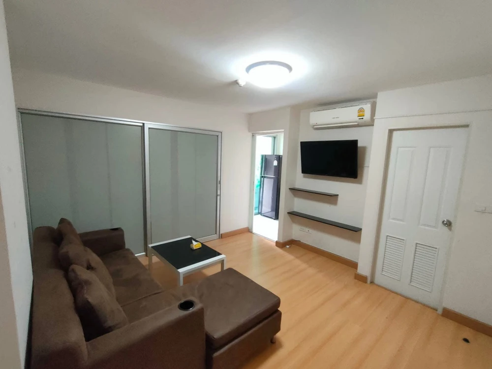 For rent: The Rise B, a lovely room on the 7th floor, fully furnished and equipped. Just bring your bags and move in!