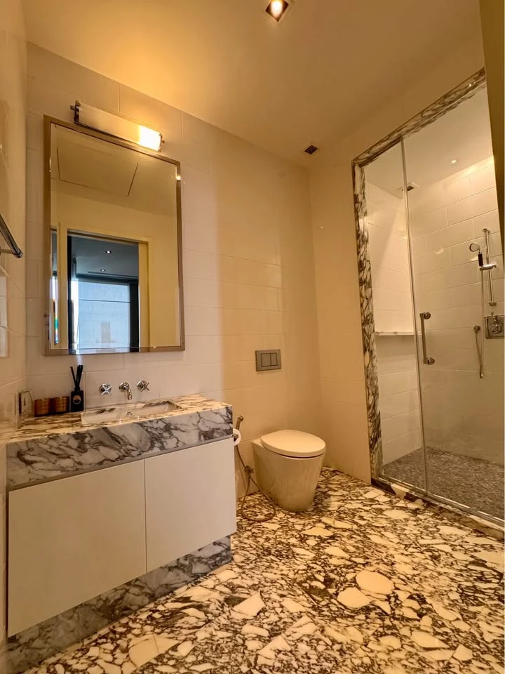 For rent: The Ritz-Carlton Residences Bangkok, ready to move in, fully furnished, spacious and comfortable, reserve now, high floor.
