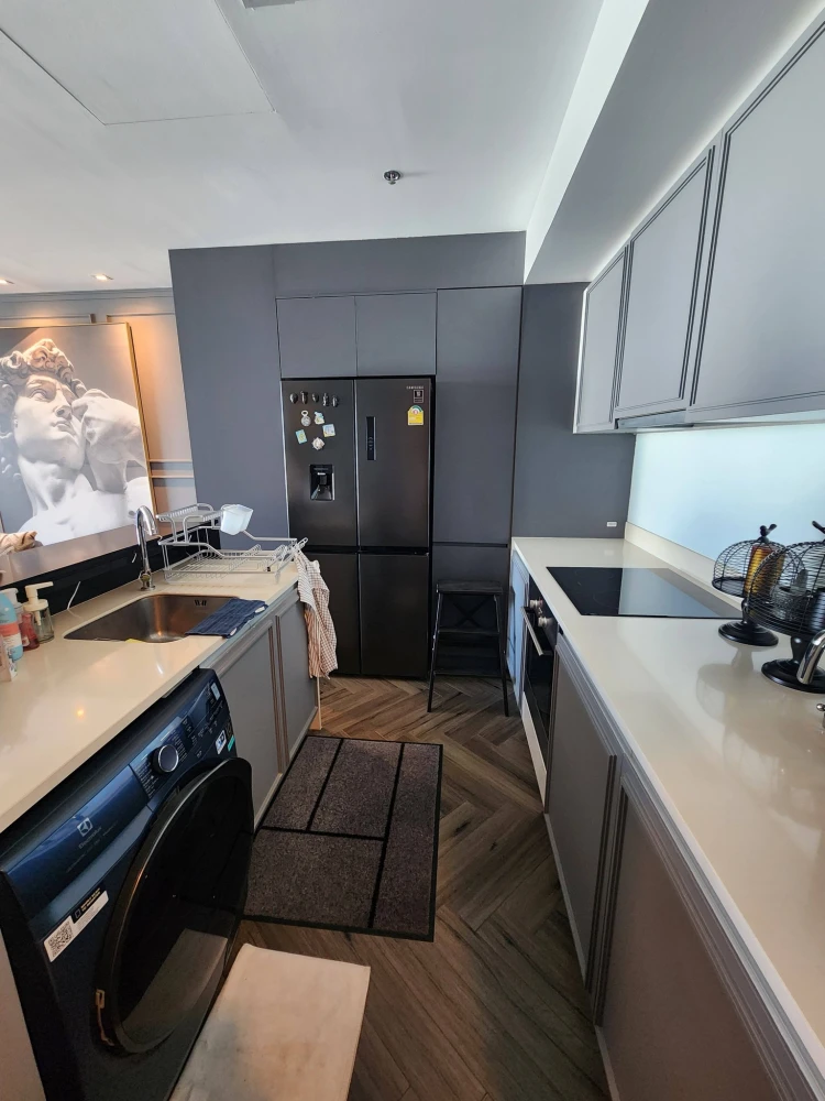 For rent: The River Building A, 43rd floor. Stunning city views from a high vantage point. Very spacious room, perfect for families.