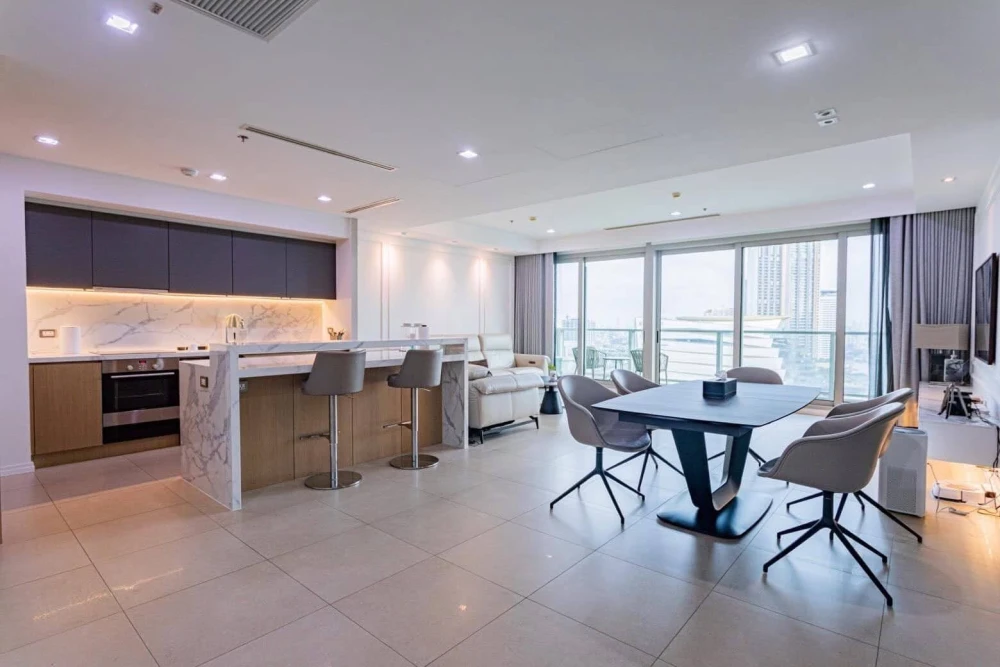 For rent: The River apartment, high floor, Chao Phraya River view. Spacious and airy room with floor-to-ceiling windows and a large, bright living roo