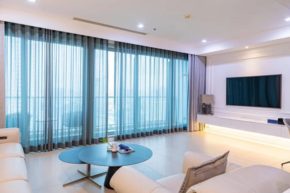 For rent: The River apartment, high floor, Chao Phraya River view. Spacious and airy room with floor-to-ceiling windows and a large, bright living roo