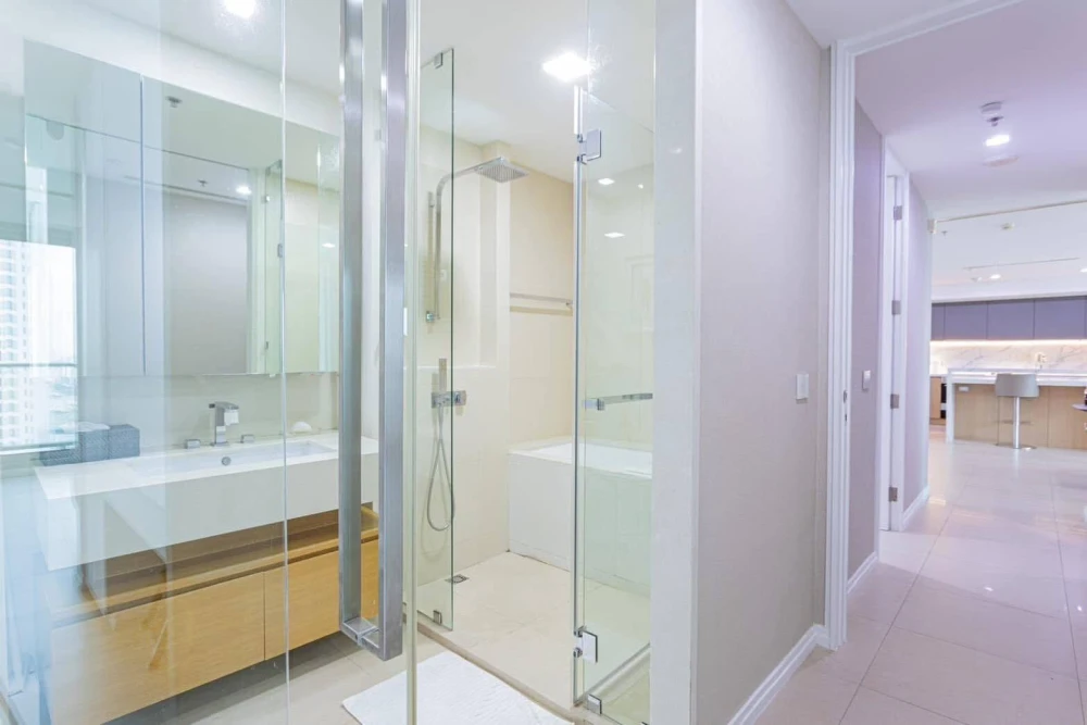 For rent: The River apartment, high floor, Chao Phraya River view. Spacious and airy room with floor-to-ceiling windows and a large, bright living roo