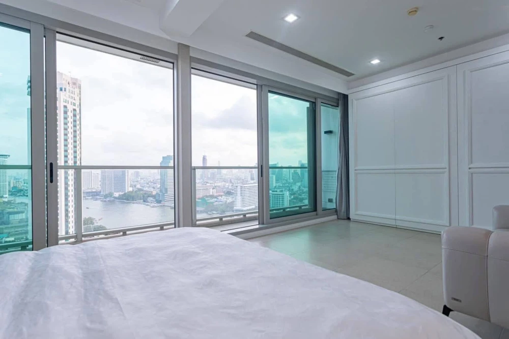 For rent: The River apartment, high floor, Chao Phraya River view. Spacious and airy room with floor-to-ceiling windows and a large, bright living roo