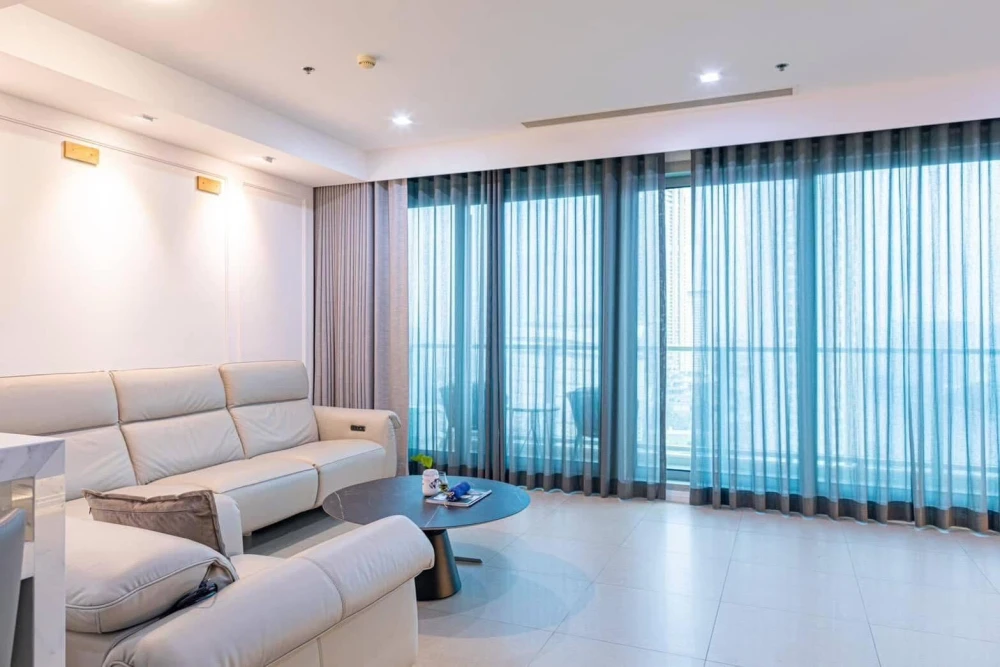 For rent: The River apartment, high floor, Chao Phraya River view. Spacious and airy room with floor-to-ceiling windows and a large, bright living roo