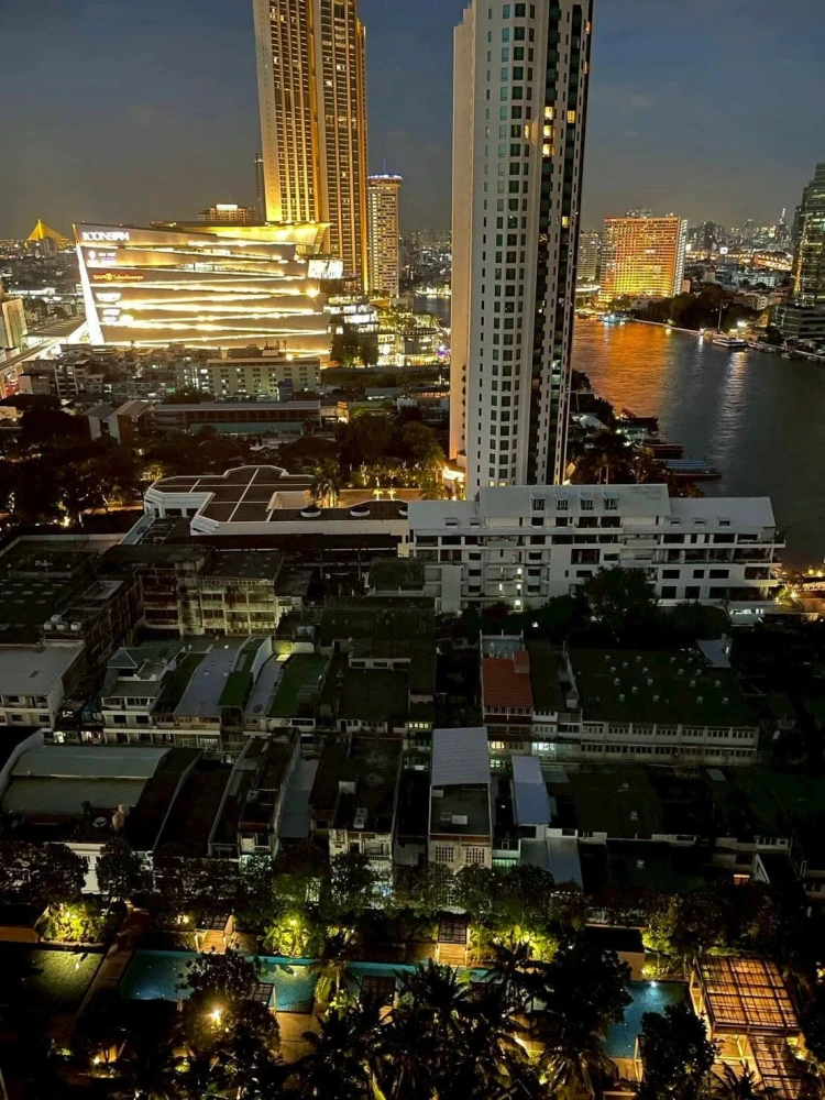 For rent: The River apartment, high floor, Chao Phraya River view. Spacious and airy room with floor-to-ceiling windows and a large, bright living roo