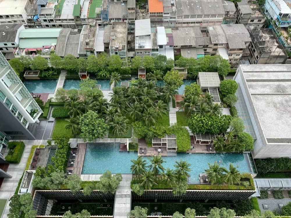For rent: The River apartment, high floor, Chao Phraya River view. Spacious and airy room with floor-to-ceiling windows and a large, bright living roo