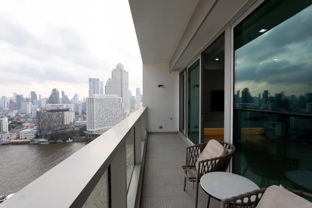 For rent: The River apartment, high floor, Chao Phraya River view. Spacious and airy room with floor-to-ceiling windows and a large, bright living roo