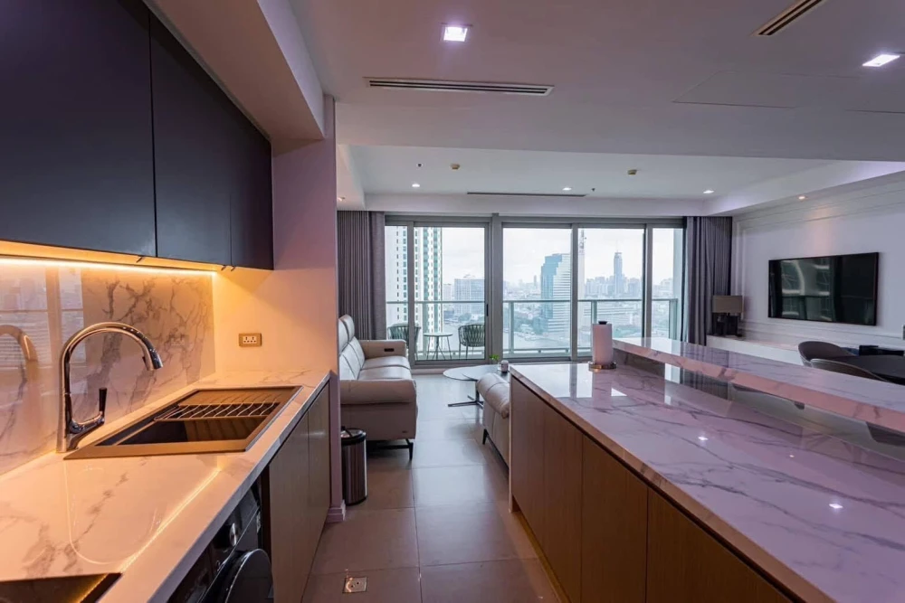 For rent: The River apartment, high floor, Chao Phraya River view. Spacious and airy room with floor-to-ceiling windows and a large, bright living roo