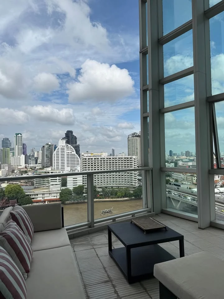 For rent: The River, the biggest room, lots of usable space, great location, view of the Chao Phraya River from a high floor, hurry and book now!