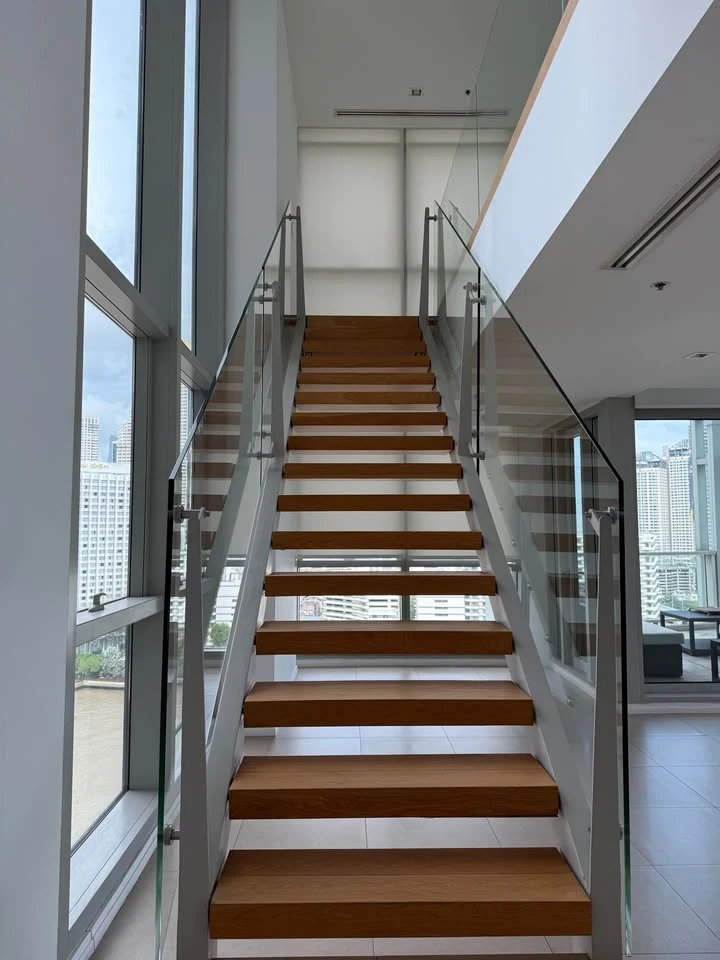 For rent: The River, the biggest room, lots of usable space, great location, view of the Chao Phraya River from a high floor, hurry and book now!