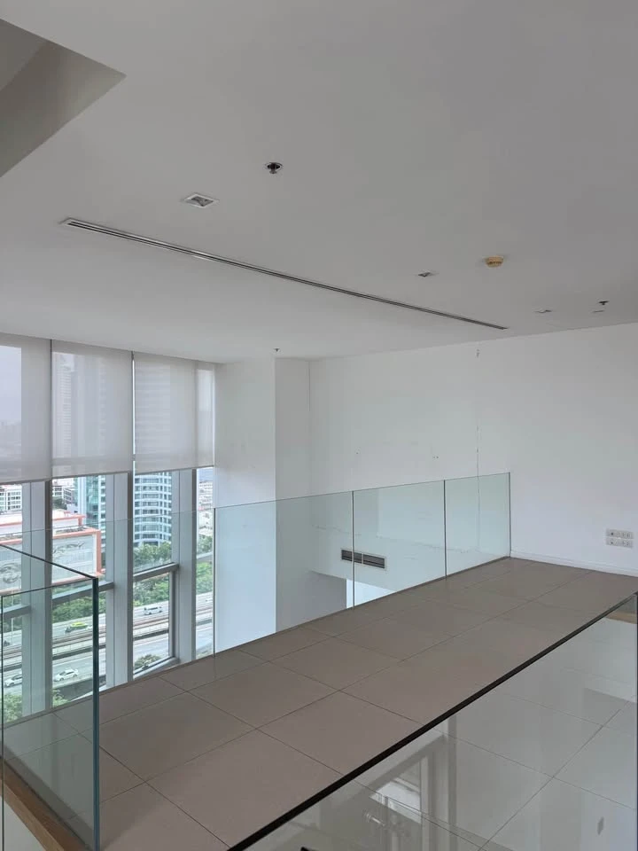 For rent: The River, the biggest room, lots of usable space, great location, view of the Chao Phraya River from a high floor, hurry and book now!