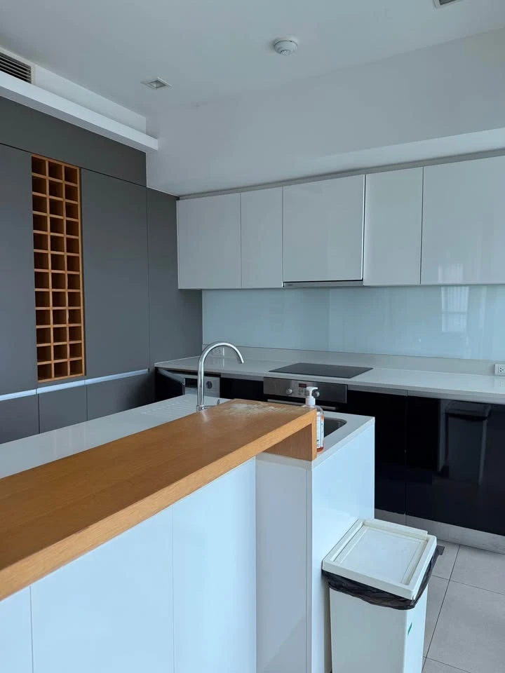 For rent: The River, the biggest room, lots of usable space, great location, view of the Chao Phraya River from a high floor, hurry and book now!