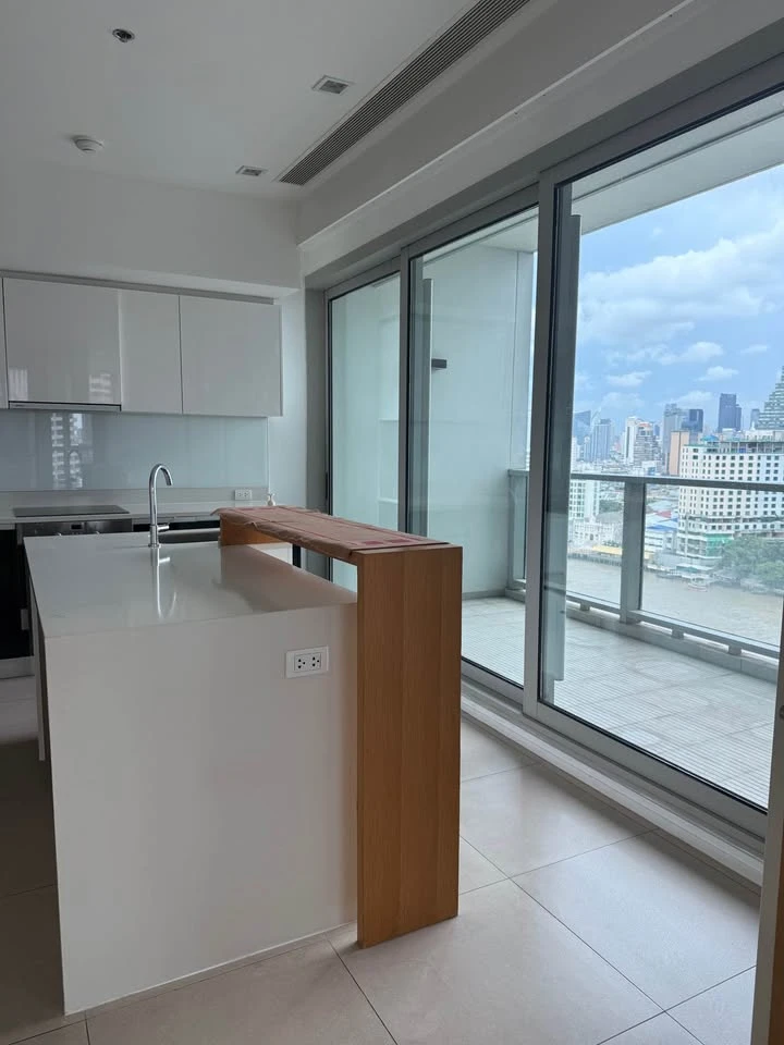 For rent: The River, the biggest room, lots of usable space, great location, view of the Chao Phraya River from a high floor, hurry and book now!