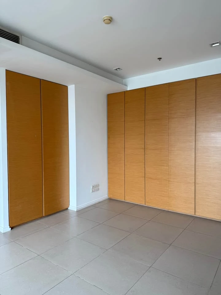 For rent: The River, the biggest room, lots of usable space, great location, view of the Chao Phraya River from a high floor, hurry and book now!