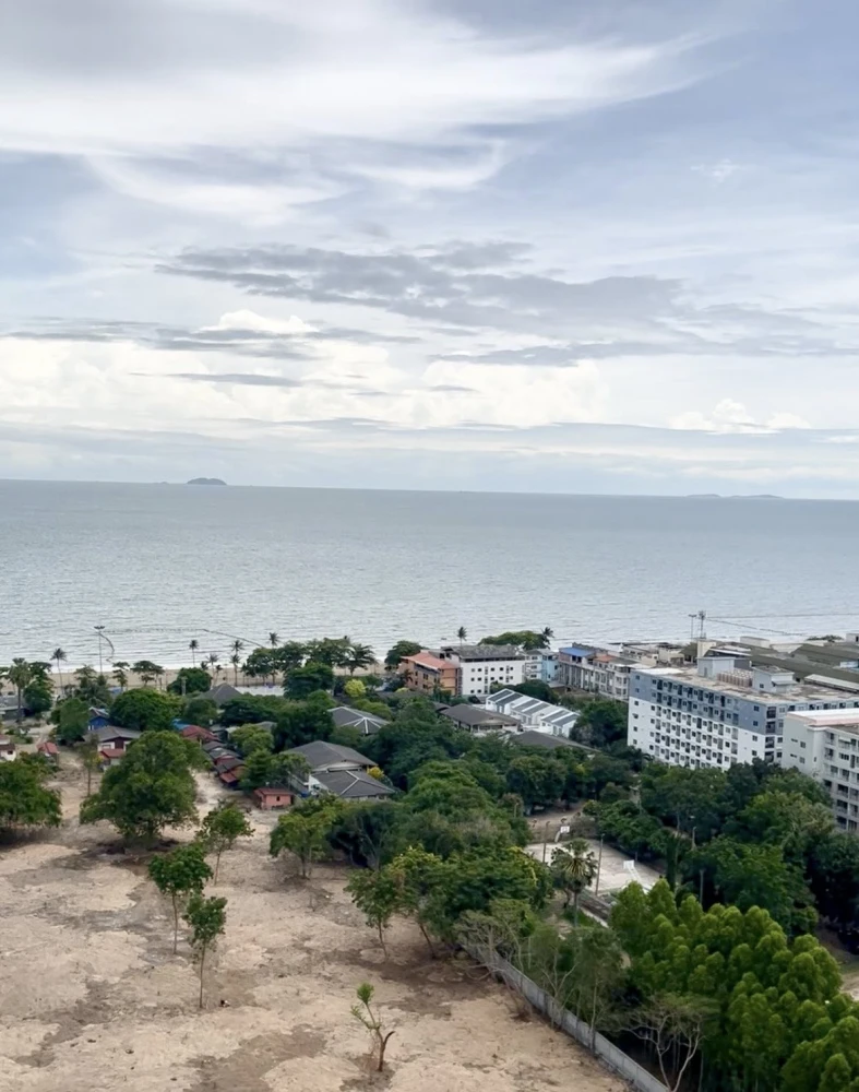 For rent: The Riviera Jomtien Pattaya, studio room with built-in marble headboard, great location, beautiful view, book now!