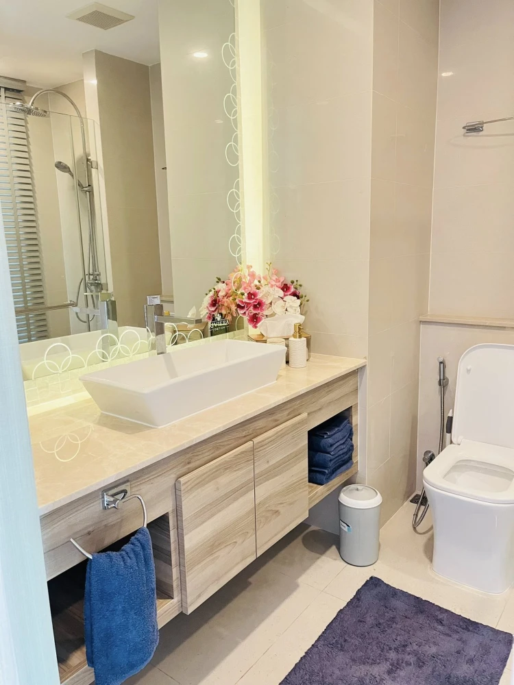 For rent: The Riviera Jomtien Pattaya, studio room with built-in marble headboard, great location, beautiful view, book now!