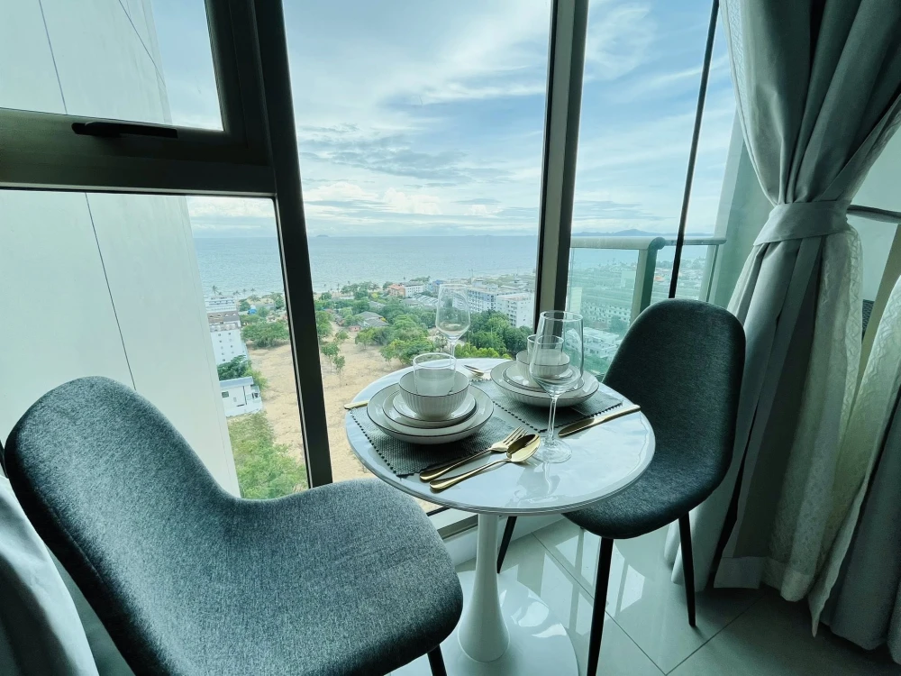 For rent: The Riviera Jomtien Pattaya, studio room with built-in marble headboard, great location, beautiful view, book now!