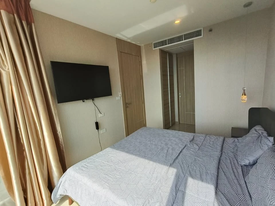 For rent: The Riviera Jomtien Pattaya, very high floor room, sea view + city, fully furnished, ready to move in.