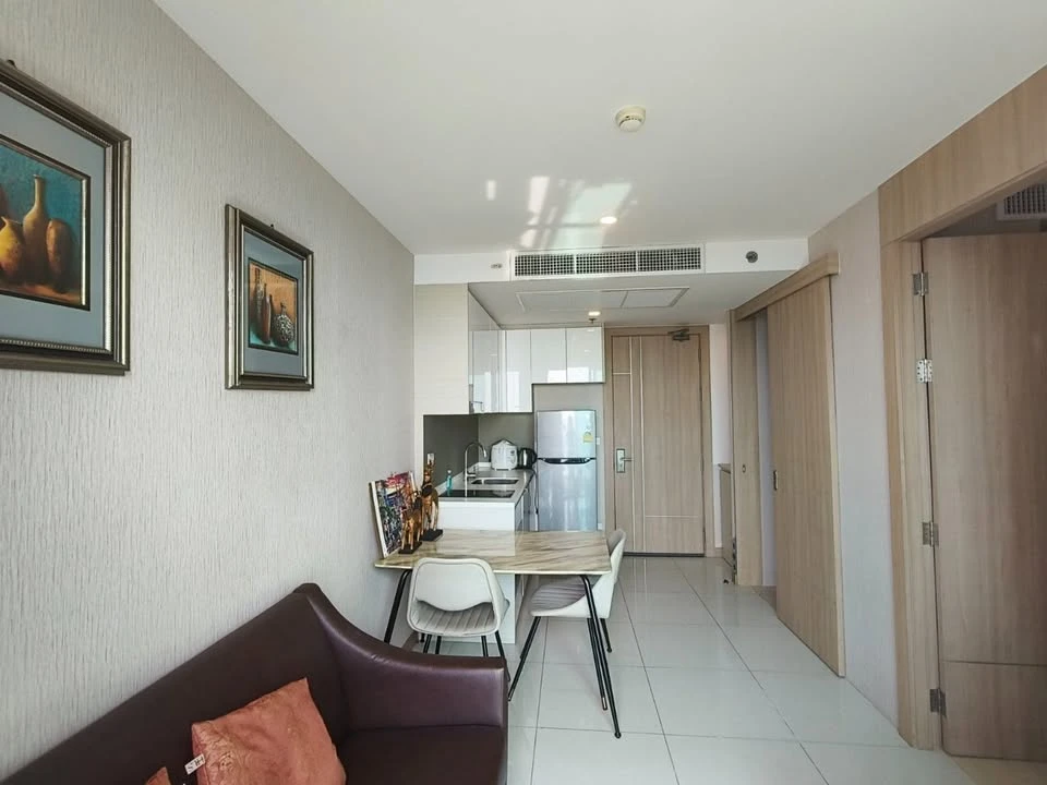 For rent: The Riviera Jomtien Pattaya, very high floor room, sea view + city, fully furnished, ready to move in.