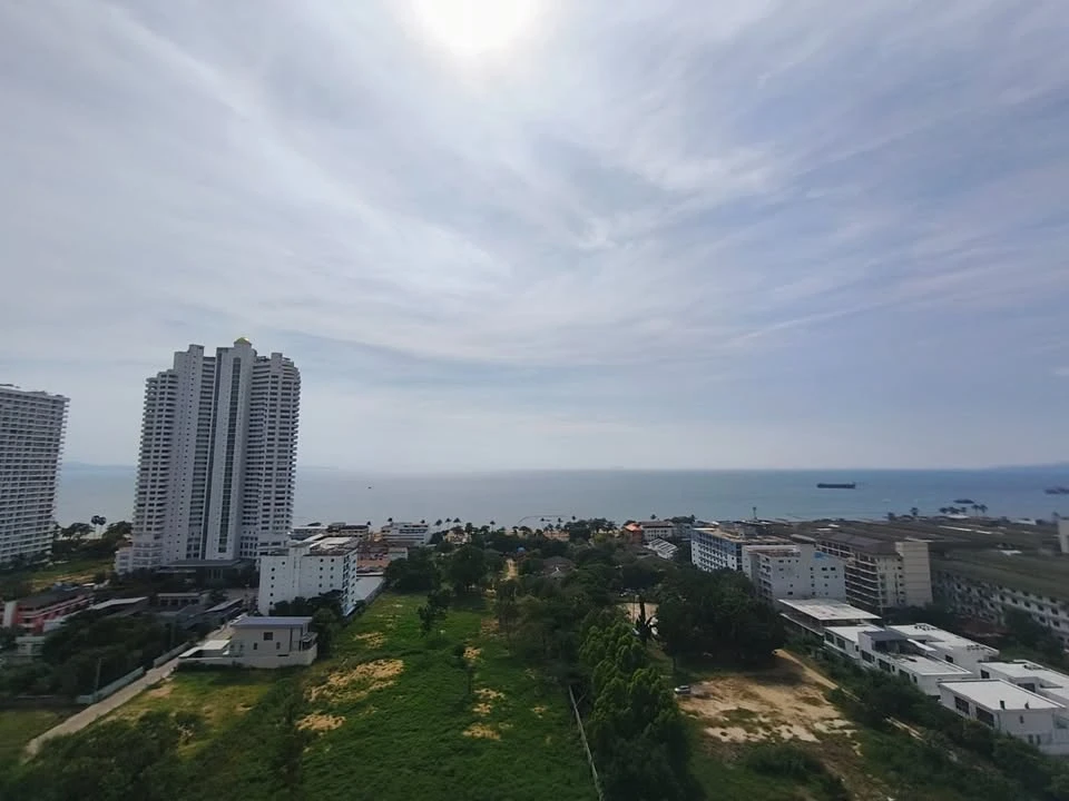 For rent: The Riviera Jomtien Pattaya, very high floor room, sea view + city, fully furnished, ready to move in.